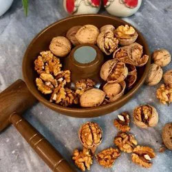 ظرف گردوشکن به همراه چکش طرح چوب
